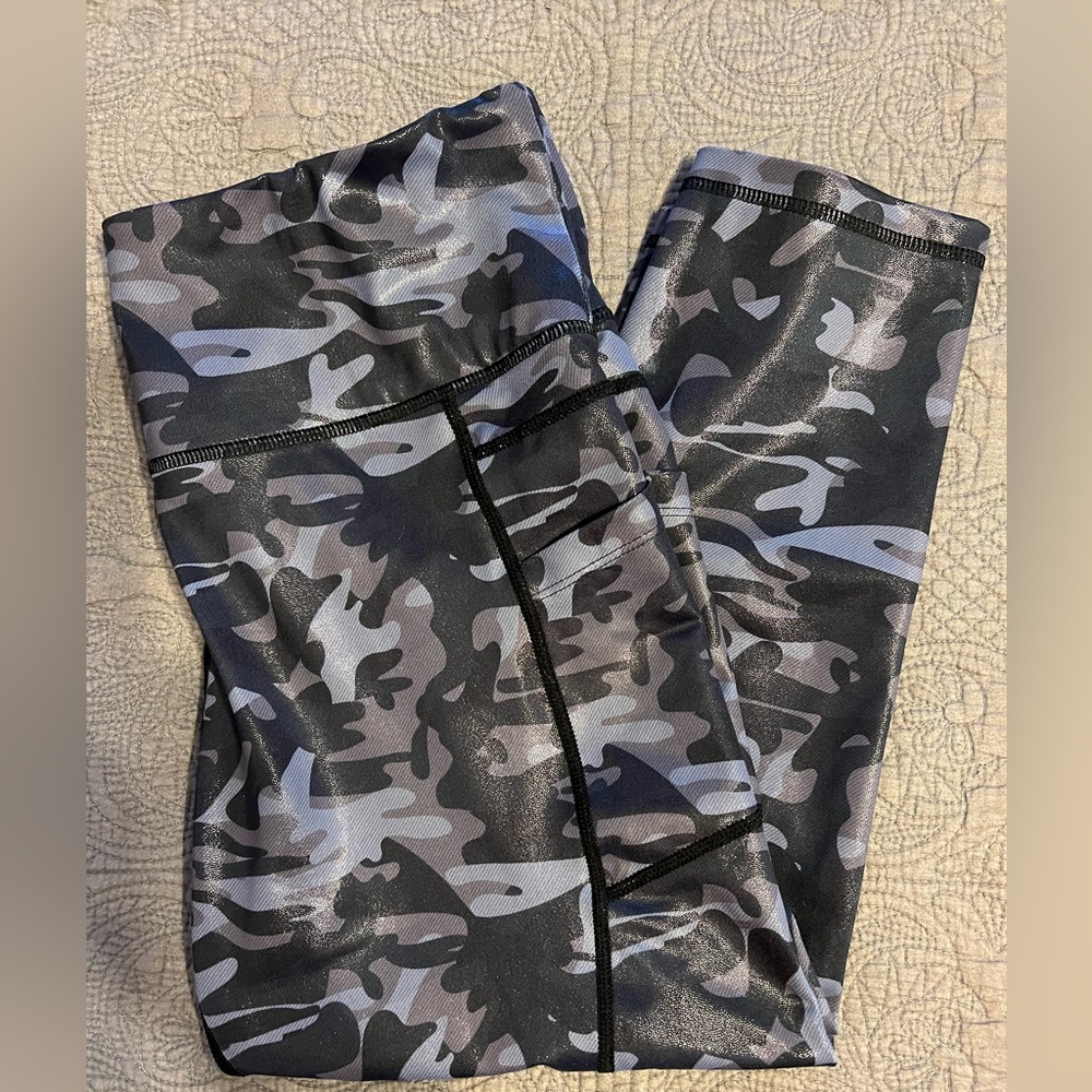 ZYIA Light-N-Tight Camo Capri Metallic Leggings size 14–16.